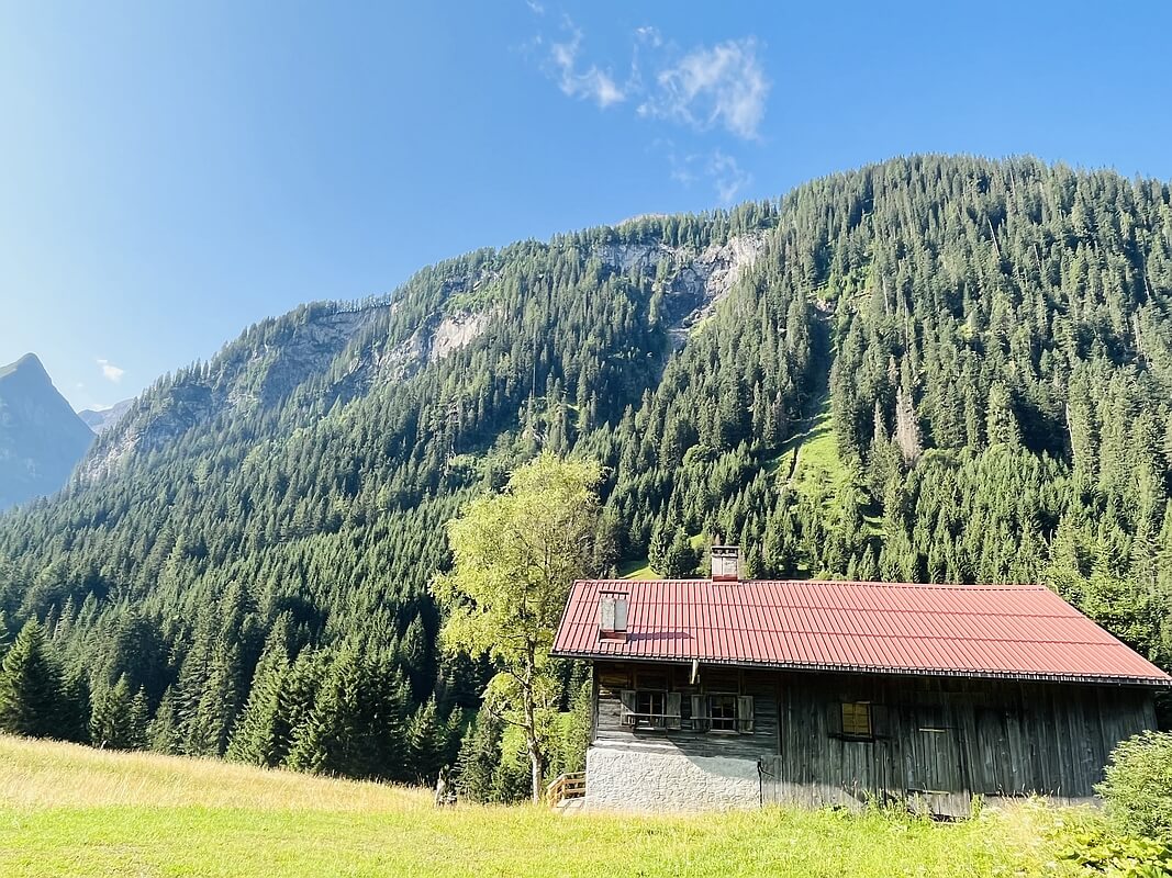 Madau: Blick auf die berühmte Saxerwand hoch über Madau